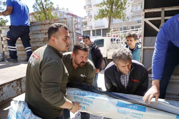 HORTUM VE YAĞIŞTAN ZARAR GÖREN KUMLUCALI ÇİFTÇİLERE SERA NAYLONU DESTEĞİ