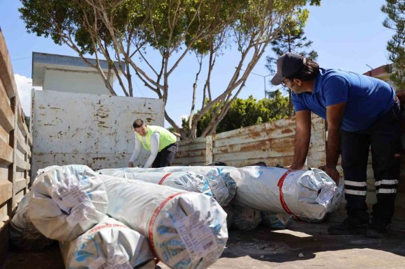 HORTUM VE YAĞIŞTAN ZARAR GÖREN KUMLUCALI ÇİFTÇİLERE SERA NAYLONU DESTEĞİ
