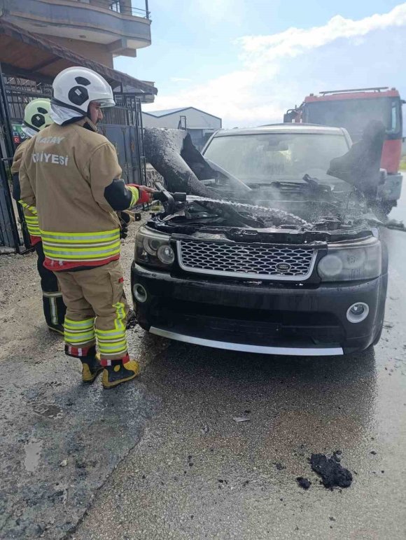 ALTINÖZÜ’DE CİPİN MOTORU ALEVLERE TESLİM OLDU