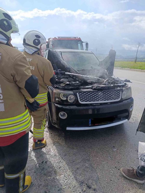 ALTINÖZÜ’DE CİPİN MOTORU ALEVLERE TESLİM OLDU