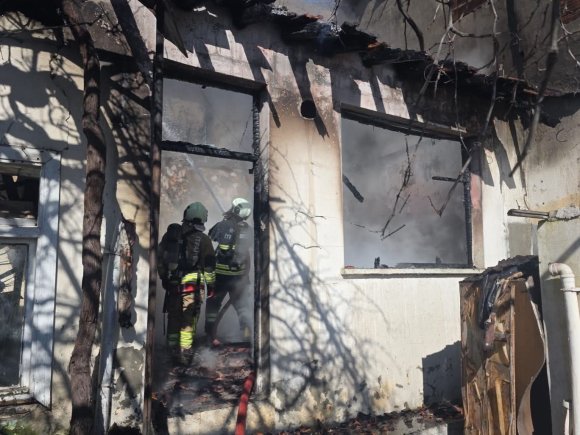 ANTAKYA’DA METRUK BİNA YANGINI