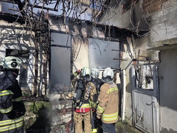 ANTAKYA’DA METRUK BİNA YANGINI