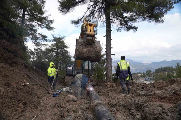 MERSİN’DE HEYELAN BÖLGESİNDE HASAR GÖREN İÇME SUYU HATTI ONARILDI