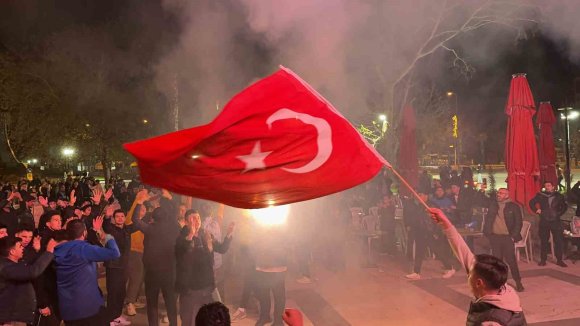 OSMANİYELİLER MEŞALELERLE TARİHİ ZAFERİ KUTLADI