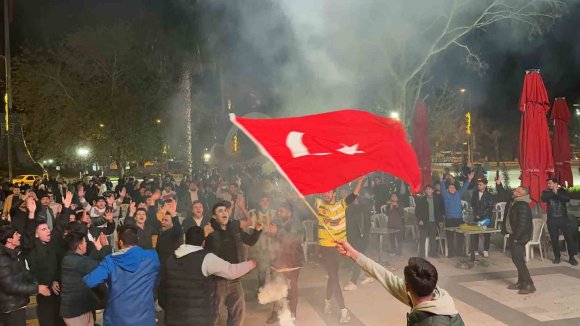 OSMANİYELİLER MEŞALELERLE TARİHİ ZAFERİ KUTLADI