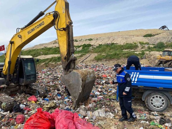 MERSİN’DE SAĞLIKSIZ ŞEKİLDE TAŞINAN ÇİĞ KÖFTE KOLİLERİNE EL KONULDU