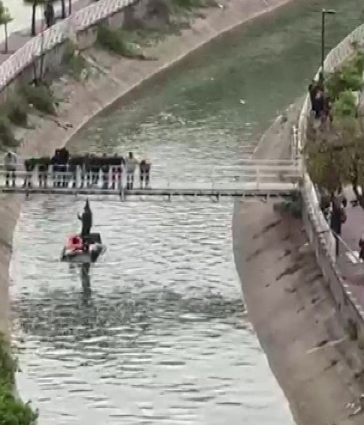 ADANA’DA OTOMOBİL SULAMANA KANALINA DÜŞTÜ