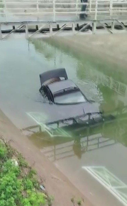 ADANA’DA OTOMOBİL SULAMANA KANALINA DÜŞTÜ