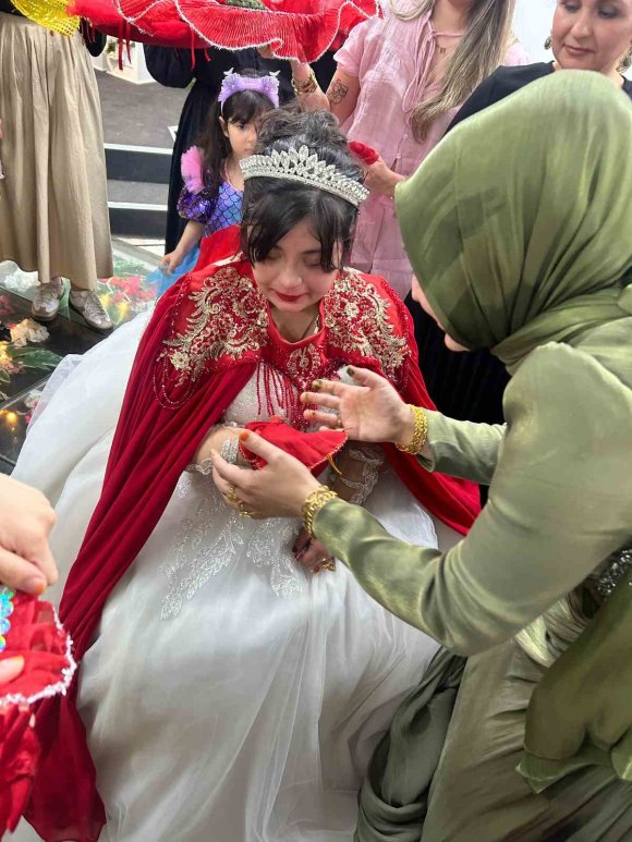 DOWN SENDROMLU GÜLAYFER’İN GELİNLİK HAYALİ GERÇEK OLDU