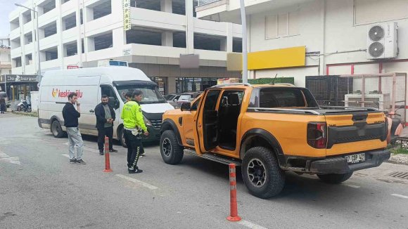 ARACINA ÇARPAN KAMYONET İÇİN POLİS ÇAĞIRDI HATALI PARKTAN CEZA YEDİ