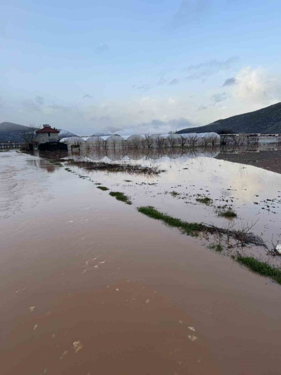 ELMALI’DA DERELER TAŞTI, TARIM ALANLARI SULAR ALTINDA KALDI