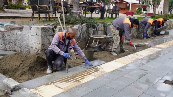 ISPARTA’DA ATATÜRK PARKI ALTINDAKİ KALDIRIM YENİLENİYOR