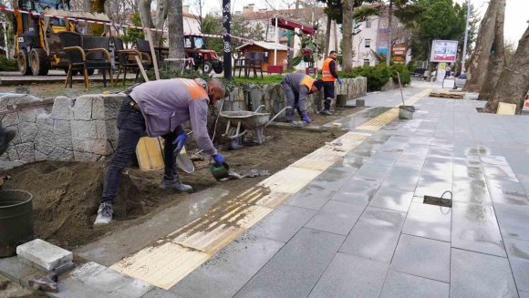 ISPARTA’DA ATATÜRK PARKI ALTINDAKİ KALDIRIM YENİLENİYOR
