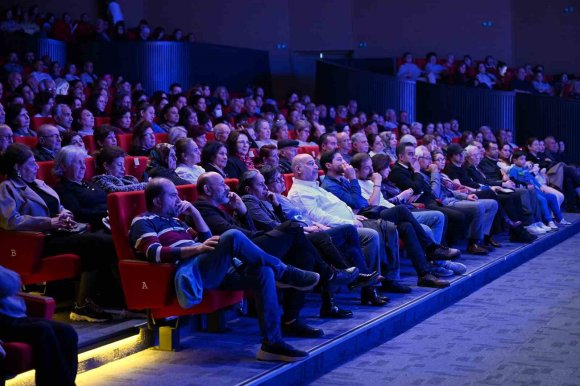 MERSİN ŞEHİR TİYATROSUNA SANAT DÜNYASINDAN TAM NOT