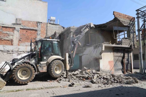 AKDENİZ BELEDİYESİ METRUK BİNALARI KONTROLLÜ ŞEKİLDE YIKIYOR