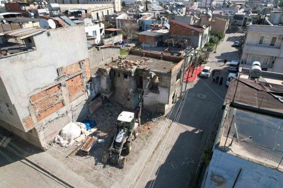 AKDENİZ BELEDİYESİ METRUK BİNALARI KONTROLLÜ ŞEKİLDE YIKIYOR