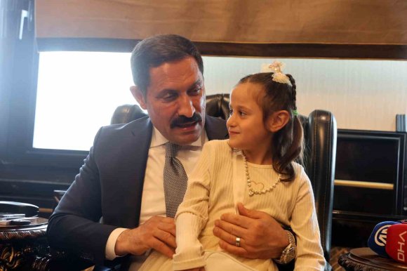 DEPREMDE AİLESİNİ VE BACAĞINI KAYBEDEN KÜÇÜK KIZIN ÇİZDİĞİ RESİMDEKİ PROTEZ BACAK DETAYI DUYGULANDIRDI