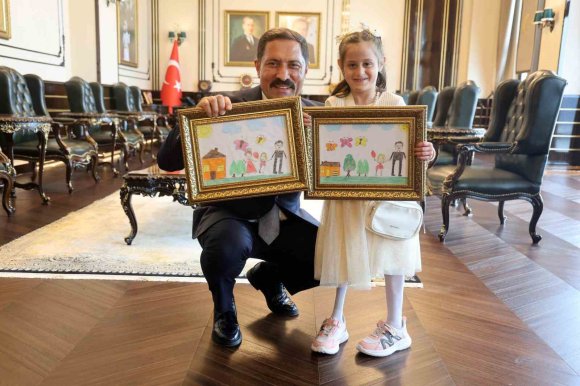 DEPREMDE AİLESİNİ VE BACAĞINI KAYBEDEN KÜÇÜK KIZIN ÇİZDİĞİ RESİMDEKİ PROTEZ BACAK DETAYI DUYGULANDIRDI