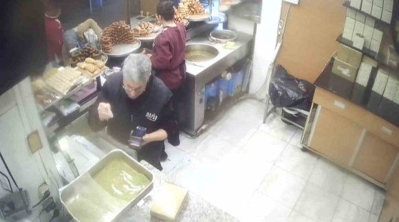 3 KADININ TELEFONUNU YANKESİCİLİK YÖNTEMİYLE ÇALDI, İFADESİ ŞAŞKINA ÇEVİRDİ: "DAYANAMAYIP ÇALIYORUM"