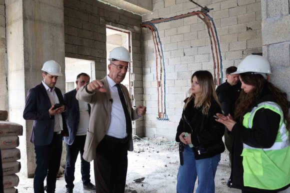 BAŞKAN YAPAR, AKASYA MAHALLESİNDE YAPIMI DEVAM EDEN SOSYAL TESİSİ İNCELEDİ