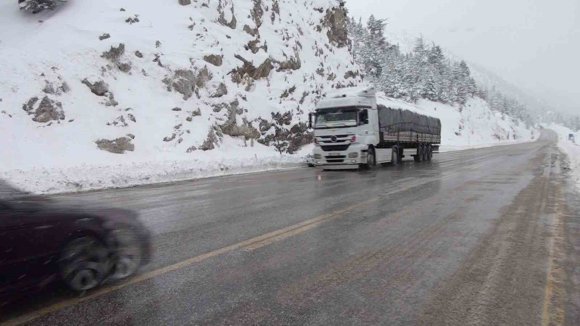 ALACABEL’DE NİSAN AYINDA KAR SÜRPRİZİ, SÜRÜCÜLER ZOR ANLAR YAŞADI