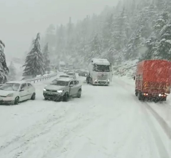 ALACABEL’DE NİSAN AYINDA KAR SÜRPRİZİ, SÜRÜCÜLER ZOR ANLAR YAŞADI