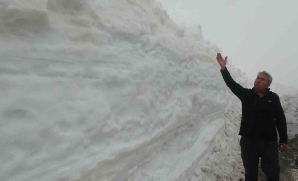 BURASI NE VAN NE HAKKARİ: YAZ ŞEHRİ MERSİN’DE KAR 2 METREYİ AŞTI