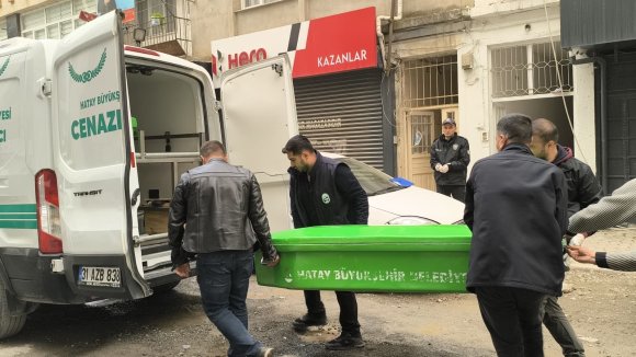 YAŞLI ADAM YALNIZ YAŞADIĞI EVDE BIÇAKLANARAK ÖLDÜRÜLDÜ