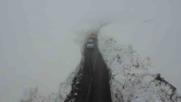 BURASI NE VAN NE HAKKARİ: YAZ ŞEHRİ MERSİN’DE KAR 2 METREYİ AŞTI