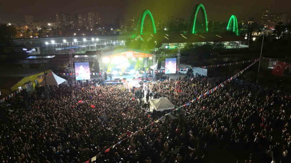 ADANA’DA YAĞMUR ALTINDA HALUK LEVENT COŞKUSU