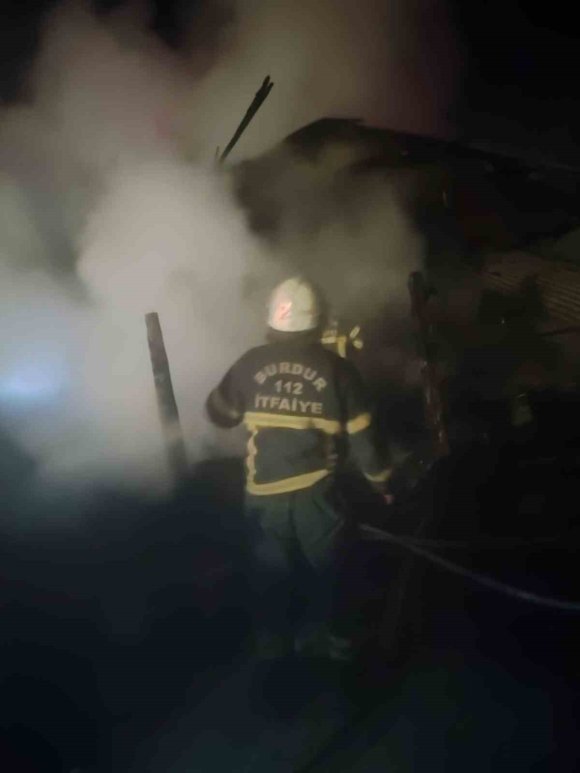 BURDUR’DA YANAN EV KULLANILAMAZ HALE GELDİ