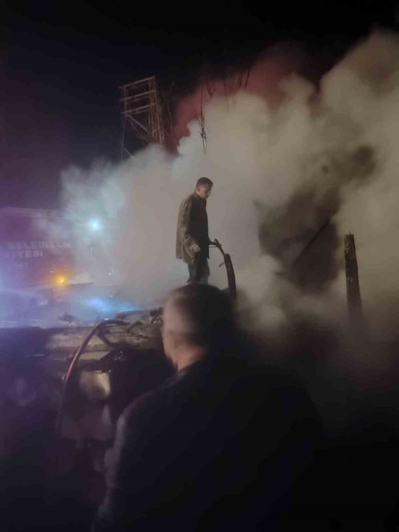 BURDUR’DA YANAN EV KULLANILAMAZ HALE GELDİ