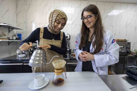 MERSİN BÜYÜKŞEHİR BELEDİYESİNDEN ÜCRETSİZ BARİSTA EĞİTİMİ YOĞUN İLGİ GÖRÜYOR