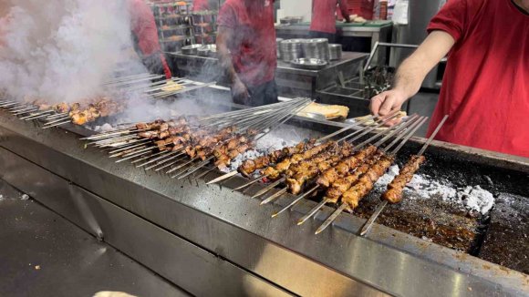 KARNAVAL ESNAFIN YÜZÜNÜ GÜLDÜRDÜ, KEBAPÇILAR DOLDU TAŞTI