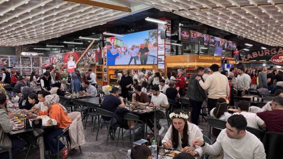 KARNAVAL ESNAFIN YÜZÜNÜ GÜLDÜRDÜ, KEBAPÇILAR DOLDU TAŞTI