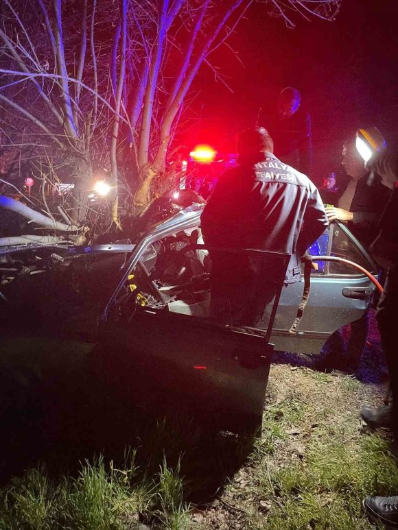 ANTALYA’DA TRAFİK KAZASI: 3 KİŞİ HAYATINI KAYBETTİ