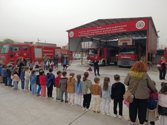 İLKOKUL ÖĞRENCİLERİNDEN İTFAİYE İSTASYONUNA ZİYARET