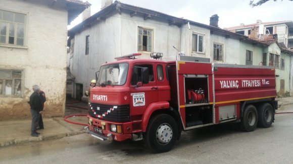 ISPARTA’DA İKİ KATLI EV ALEVLERE TESLİM OLDU