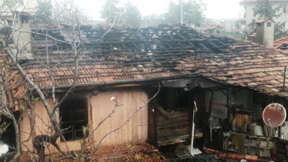 ISPARTA’DA İKİ KATLI EV ALEVLERE TESLİM OLDU