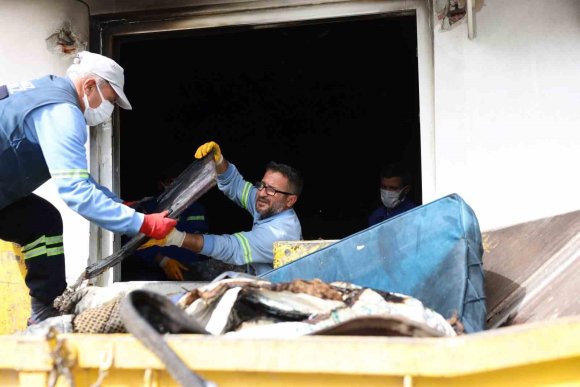 BELEDİYE EKİPLERİ YANGININ İZLERİNİ SİLDİ, DEĞERLİ EŞYALARI TESLİM ETTİ