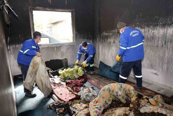 BELEDİYE EKİPLERİ YANGININ İZLERİNİ SİLDİ, DEĞERLİ EŞYALARI TESLİM ETTİ