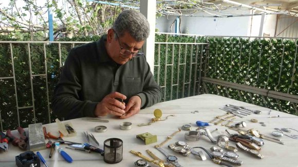 MERAKLA BAŞLAYIP 35 SENE YAPTIĞI MESLEĞİ TEKNOLOJİYE YENİK DÜŞEN SAATÇİ, 12 YILDIR EVİNDE MESLEĞİNİ YAŞATIYOR