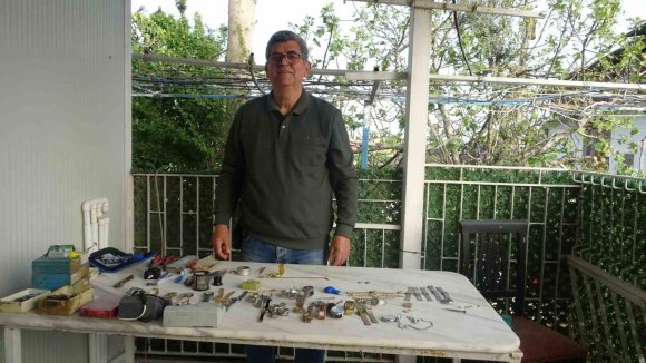 MERAKLA BAŞLAYIP 35 SENE YAPTIĞI MESLEĞİ TEKNOLOJİYE YENİK DÜŞEN SAATÇİ, 12 YILDIR EVİNDE MESLEĞİNİ YAŞATIYOR