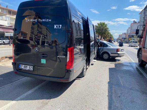 SERİK’TE TUR MİNİBÜSÜ İLE OTOMOBİL ÇARPIŞTI: 2 YARALI