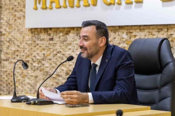 MANAVGAT BELEDİYESİNDEN NEHİR AĞZINDA TEMİZLİK ÇALIŞMASI