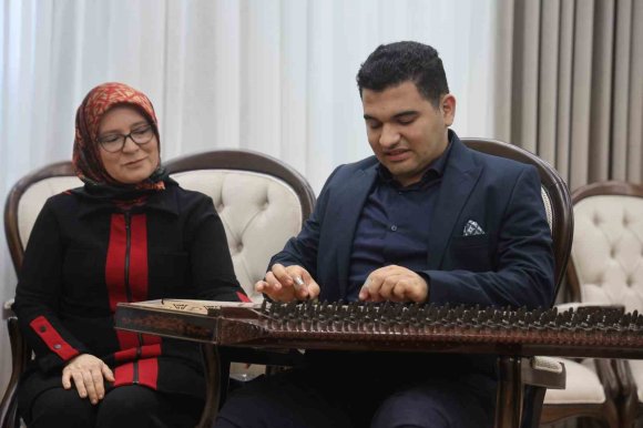 KANUNU VE EŞSİZ SES YETENEĞİYLE KULAKLARIN PASINI SİLEN OTİZMLİ ERTUĞRUL’DAN VALİYİ MEST EDEN MİNİ KONSER