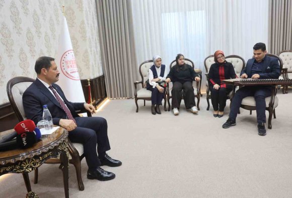 KANUNU VE EŞSİZ SES YETENEĞİYLE KULAKLARIN PASINI SİLEN OTİZMLİ ERTUĞRUL’DAN VALİYİ MEST EDEN MİNİ KONSER