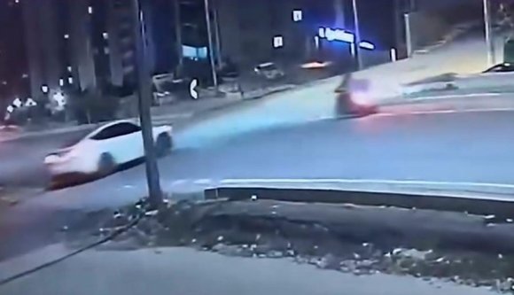 MOTOSİKLETLİYE ÇARPAN OTOMOBİL SÜRÜCÜSÜ KAÇTI