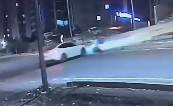 MOTOSİKLETLİYE ÇARPAN OTOMOBİL SÜRÜCÜSÜ KAÇTI