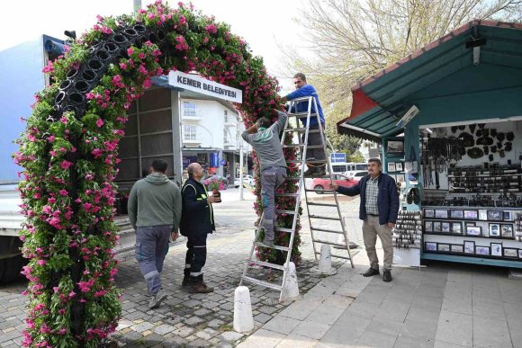 KEMER YAZ SEZONUNA HAZIRLANIYOR, İLÇE PETUNYALARLA SÜSLENİYOR